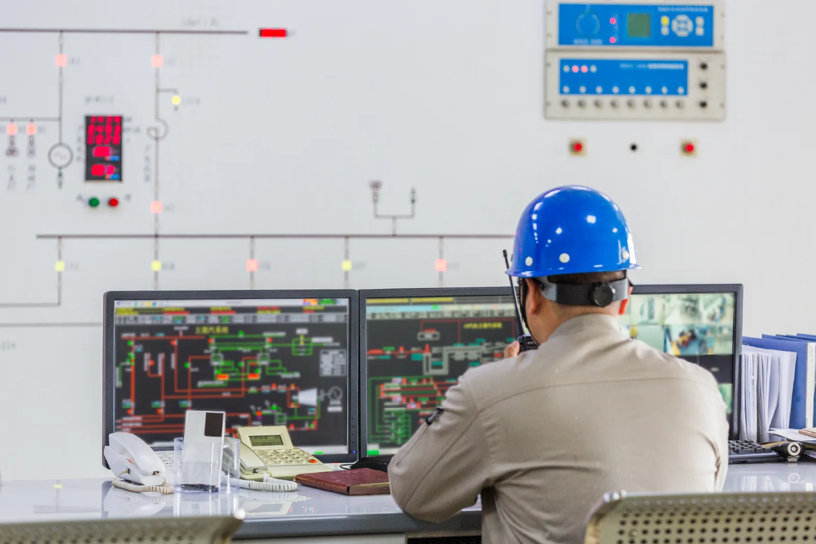 Technician monitoring network systems